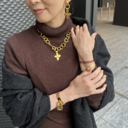 「この日は12月とは思えないくらい暖かかったので、室内や電車の中でも温度調節しやすいストールを羽織るのみ。ブラウン×グレーの組み合わせも気に入っています。イベントに合わせてブラウンに馴染みやすいゴールドのアクセサリーで華やかさをON。シャネルやエルメスのアイテムは主張あるデザインながらも喧嘩せず品よくまとまりやすいんです」