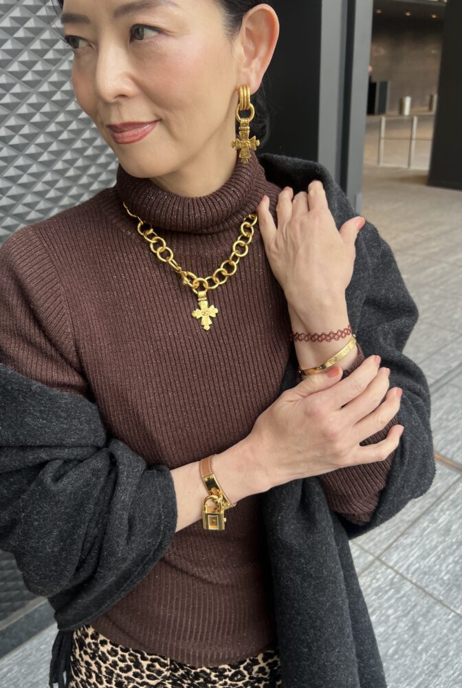 ブラウンコーデに馴染みやすいゴールドのアクセサリーをチョイス