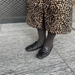 「足元はフラットで歩きやすいシューズですが、スパンコールが控えめながらもドレッシーな装いへと後押しを。このシューズはカジュアルなコーデにもちょうど良いさじ加減で大人っぽさを盛れるので重宝しています」