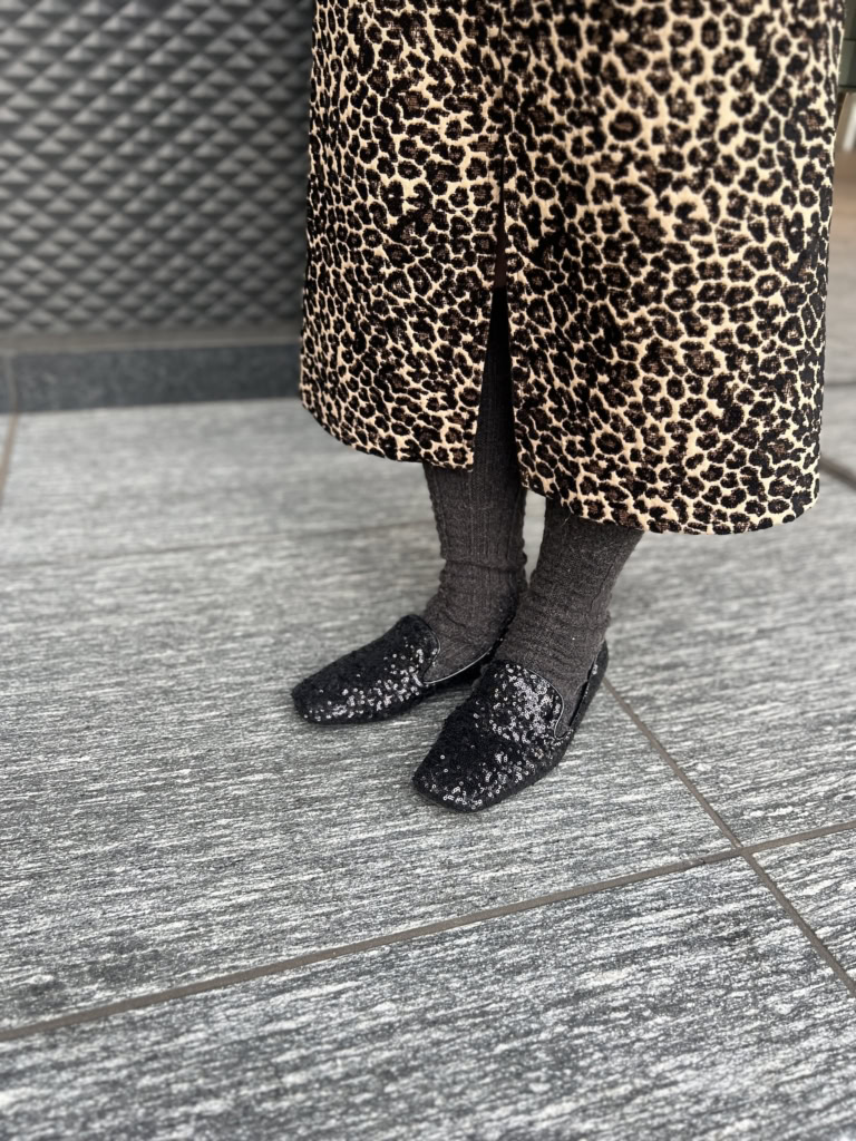 「足元はフラットで歩きやすいシューズですが、スパンコールが控えめながらもドレッシーな装いへと後押しを。このシューズはカジュアルなコーデにもちょうど良いさじ加減で大人っぽさを盛れるので重宝しています」