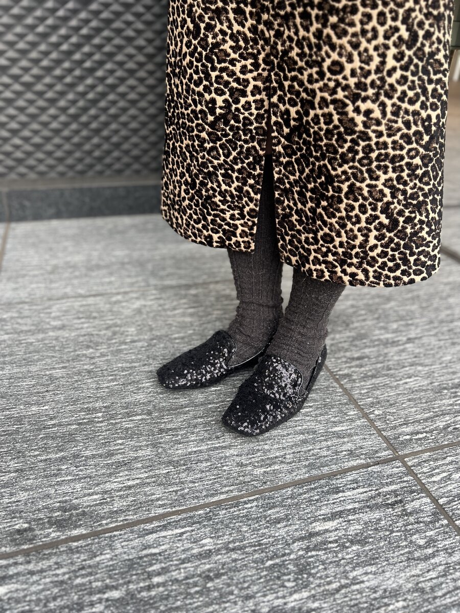 「足元はフラットで歩きやすいシューズですが、スパンコールが控えめながらもドレッシーな装いへと後押しを。このシューズはカジュアルなコーデにもちょうど良いさじ加減で大人っぽさを盛れるので重宝しています」