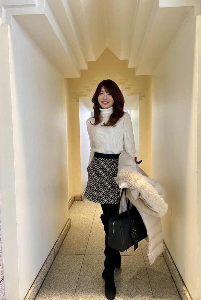 【60代お手本スナップ・大阪】脚長効果で軽やかに♪ミニスカートが主役のモノトーンコーディネート