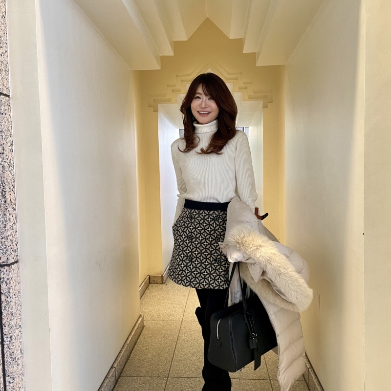 【60代お手本スナップ・大阪】脚長効果で軽やかに♪ミニスカートが主役のモノトーンコーディネート