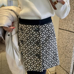 「ドレステリア」のジャガードラップスカート。「柄物アイテムも全体的に色味は統一させてコーデにまとまりを」