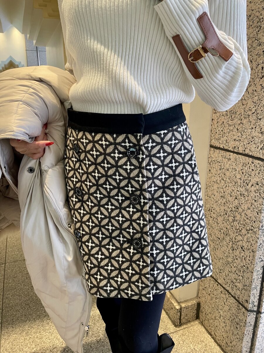 「ドレステリア」のジャガードラップスカート。「柄物アイテムも全体的に色味は統一させてコーデにまとまりを」