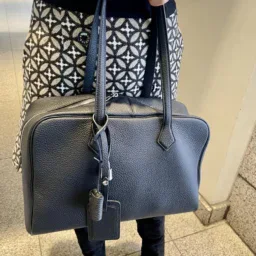 バッグは「orubia」。「ソフトレザーで扱いやすく、今っぽいボストン型が可愛くお気に入り！とにかくたくさん入るので、毎日のように持ち歩いています」