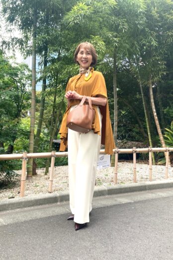 【60代お手本スナップ】季節の変わり目に大活躍！袖の長さにとらわれないマントスリーブコーディネートは必見