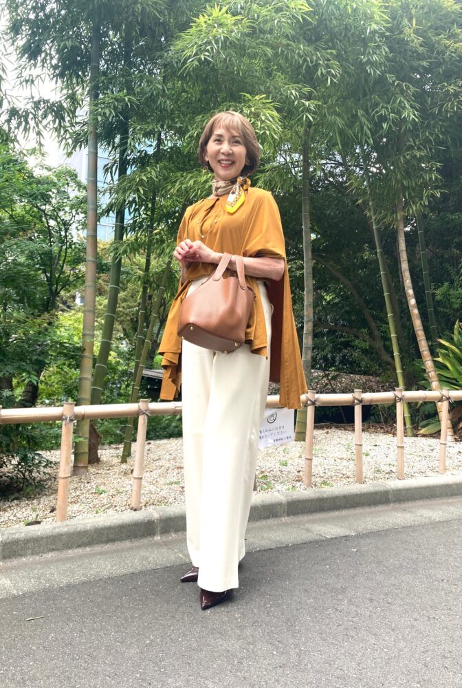 【60代お手本スナップ】季節の変わり目に大活躍!袖の長さにとらわれないマントスリーブコーディネートは必見
