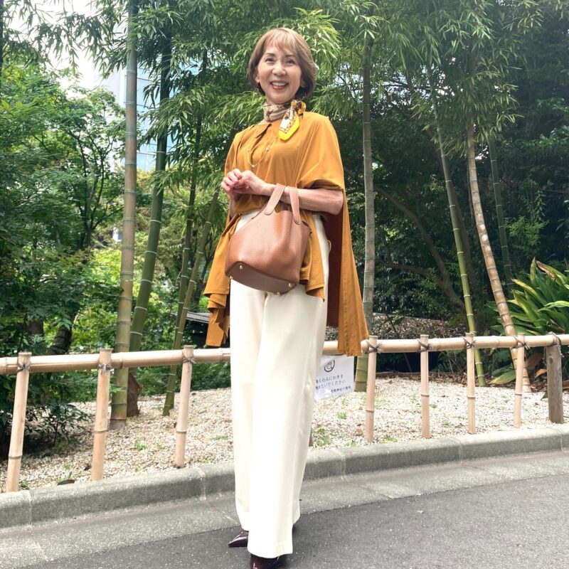 【60代お手本スナップ】季節の変わり目に大活躍！袖の長さにとらわれないマントスリーブコーディネートは必見