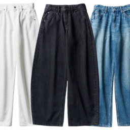 新色は、清潔感溢れるクリーンなホワイト。そのほかモデルが着用したネイビー、こなれた色合いのブルー、ダークグレーなど5色で展開。デニムパンツ各¥4,990／すべてユニクロ