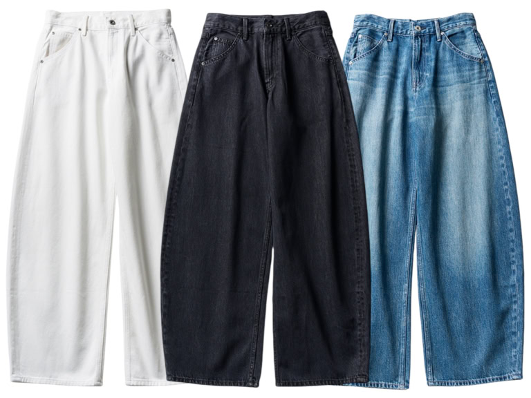 新色は、清潔感溢れるクリーンなホワイト。そのほかモデルが着用したネイビー、こなれた色合いのブルー、ダークグレーなど5色で展開。デニムパンツ各¥4,990/すべてユニクロ