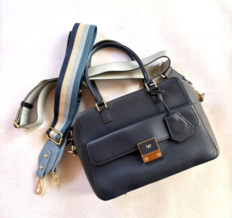 26年1月YUMIKOさんブログ_Anya Hindmarchのバック