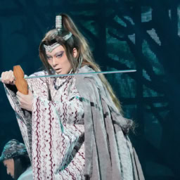 シュテン（市川染五郎）は、山の鬼と呼ばれるオーエ国のシュテン党の若き党首