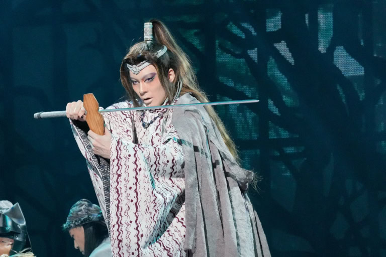 シュテン（市川染五郎）は、山の鬼と呼ばれるオーエ国のシュテン党の若き党首