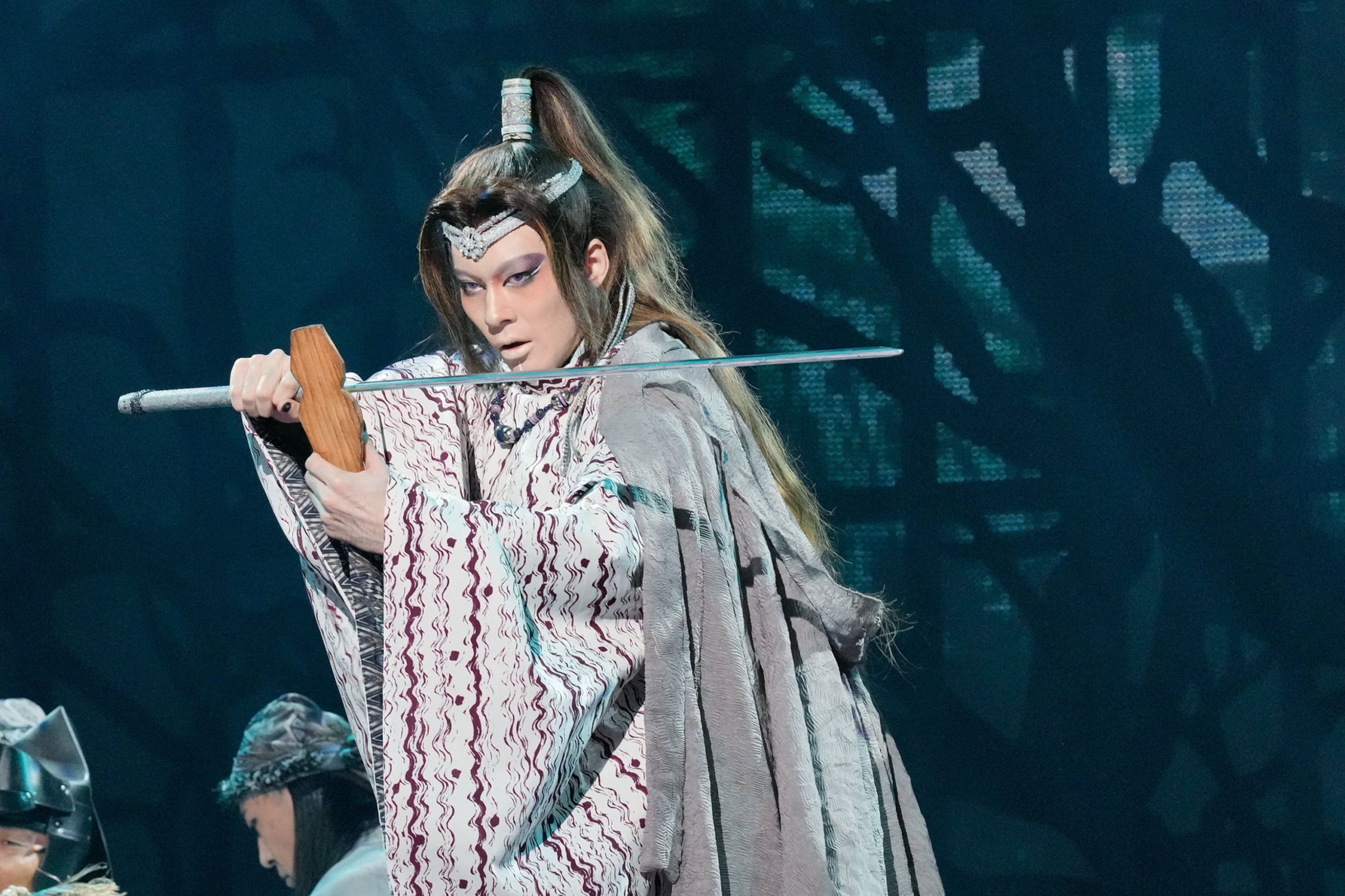 シュテン(市川染五郎)は、山の鬼と呼ばれるオーエ国のシュテン党の若き党首