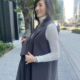 「ジレとコートは同じシリーズのアウターで、レイヤードして着ることができます。ジレはシルエットが綺麗なので羽織るだけでサマになり、腕が動かしやすいので室内でもちょうどいい感覚で着ることができます」