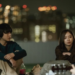 映画『恋愛裁判』より同級生の間山敬(倉悠貴)と再会した真衣(齊藤京子)