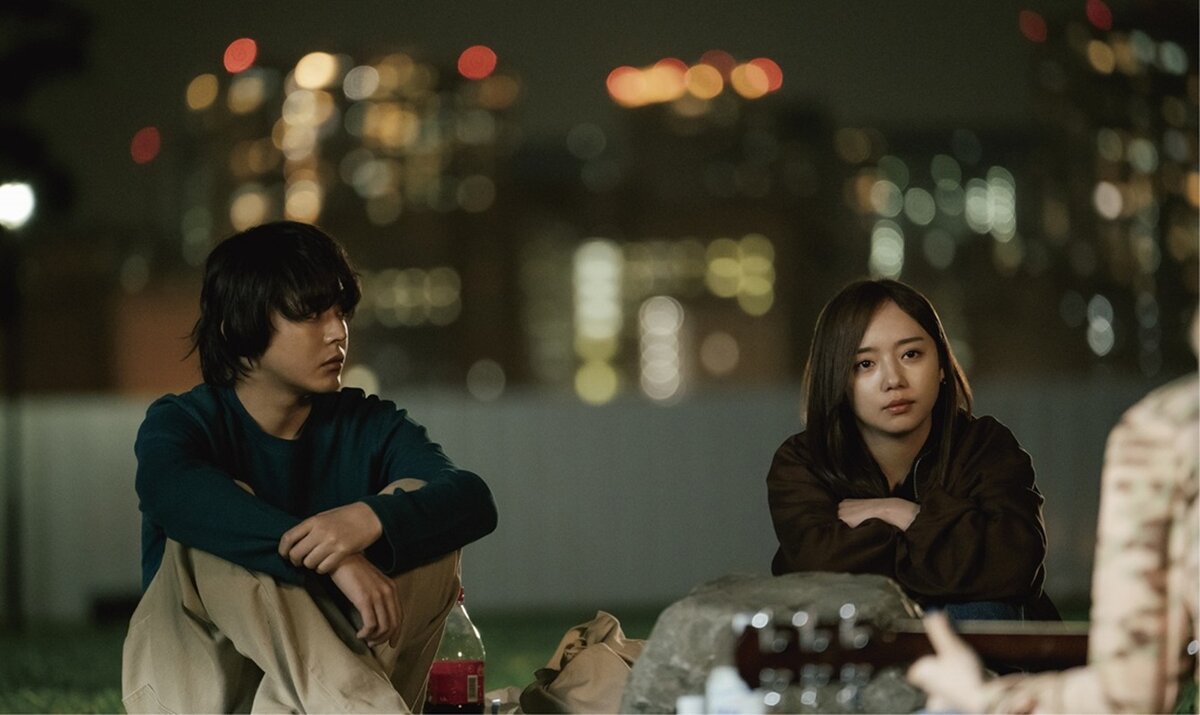 映画『恋愛裁判』より同級生の間山敬(倉悠貴)と再会した真衣(齊藤京子)