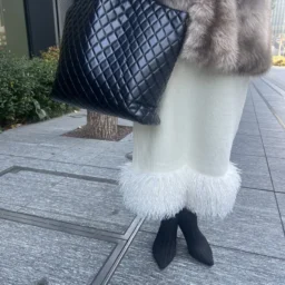 「全身ぼんやりしがちな淡い色合いだったので、バッグとショートブーツは引き締め効果抜群の黒をセレクト」