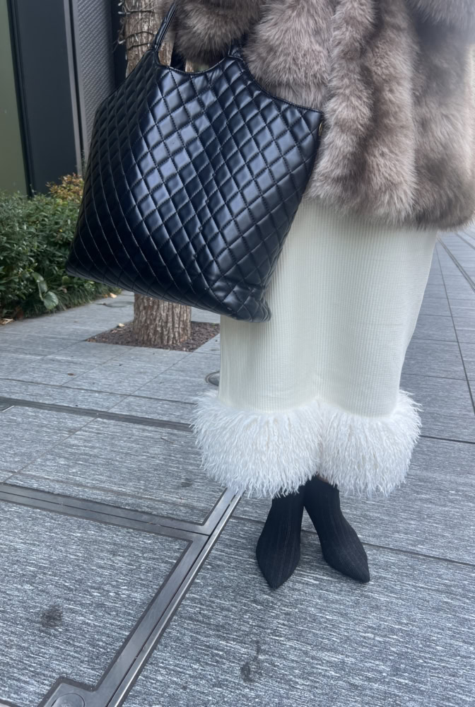 コーデの締め色に、黒のバッグ&シューズをセレクト