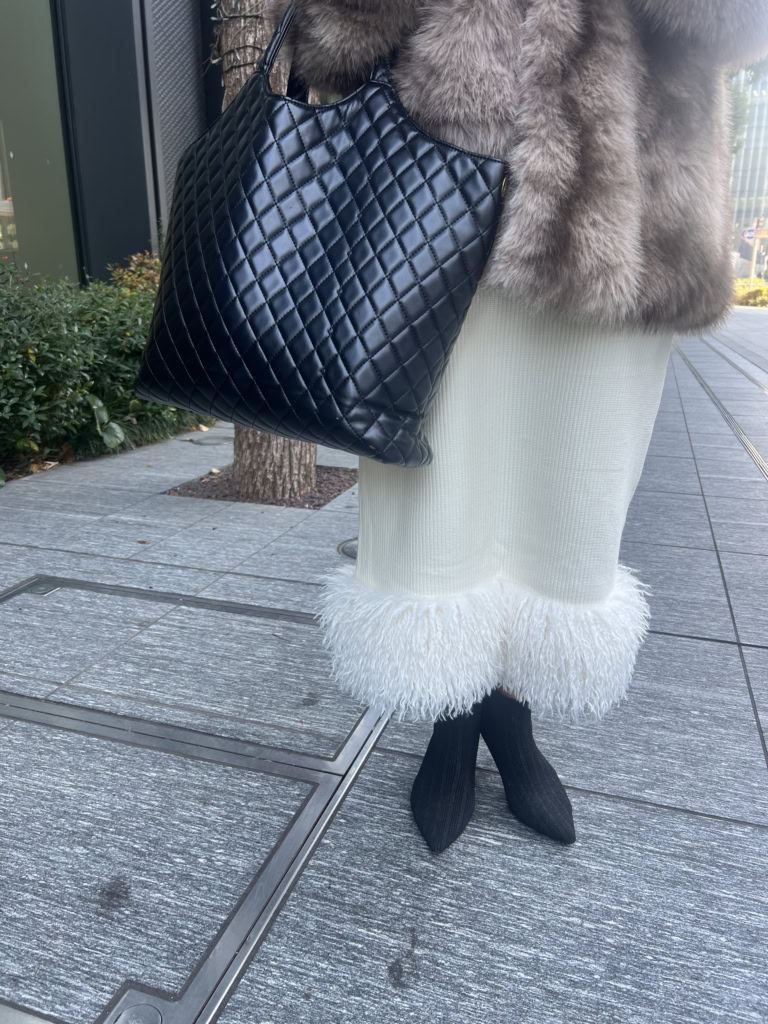 コーデの締め色に、黒のバッグ&シューズをセレクト