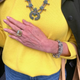 「ネックレスは黄色と好相性のターコイズのネックレスでリュクス感をコーデにプラス。スポンジボブのリングもニットに合わせて。あえてキャラクターのリングを選び、遊んでみました」