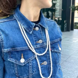 「パールアクセサリーはカジュアルなデニムジャケットと好相性で、一気にエレガントな雰囲気に仕上がります。パールのホワイトでちょっぴりレフ板効果を狙っています」