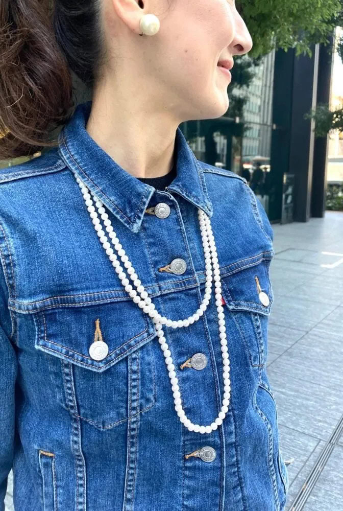 「パールアクセサリーはカジュアルなデニムジャケットと好相性で、一気にエレガントな雰囲気に仕上がります。パールのホワイトでちょっぴりレフ板効果を狙っています」