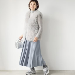 【第6位】【60代ファッション】どんな服にも合わせやすい！ 暖かさもしゃれ見えも叶う、マットなグレータイツコーデ 【冬の足元・首元おしゃれ最前線】