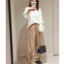 シアーブラウス／セレクトショップ、トラックパンツ／GU×rokh、アクセサリー(new)、バッグ／Louis Vuitton、コインローファー／RAGEBLUE(new)