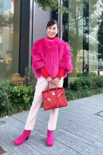 【60代お手本スナップ】「エルメス」の赤バーキンをポイントにした華やかな装い。明るいカラーで気持ちもハッピーに♪