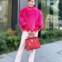 【第8位】【60代お手本スナップ】「エルメス」の赤バーキンをポイントにした華やかな装い。明るいカラーで気持ちもハッピーに♪