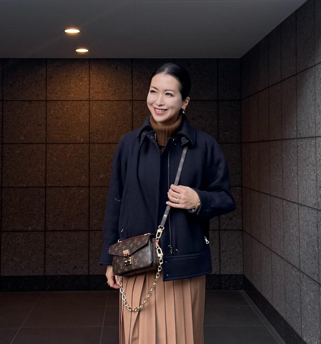 Boulson … The SECRET CLOSET、Knit … Weekend Max、Mara、Skirt,Boots … Dior、Bag … Louis Vuitton