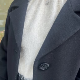 「キラキラとフリンジのように動きがかわいいフェザージャガードのブラウスは、独創的な素材ながらもカタチがシンプルだからキレイめコーデを洗練させてくれます。実はジャンパースカートなどカジュアルなアイテムともぴったりでデイリーに着回せるアイテムなんです」