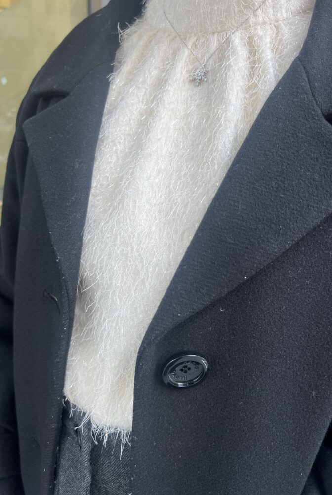 フリンジのように動きがかわいいフェザージャガードのブラウス