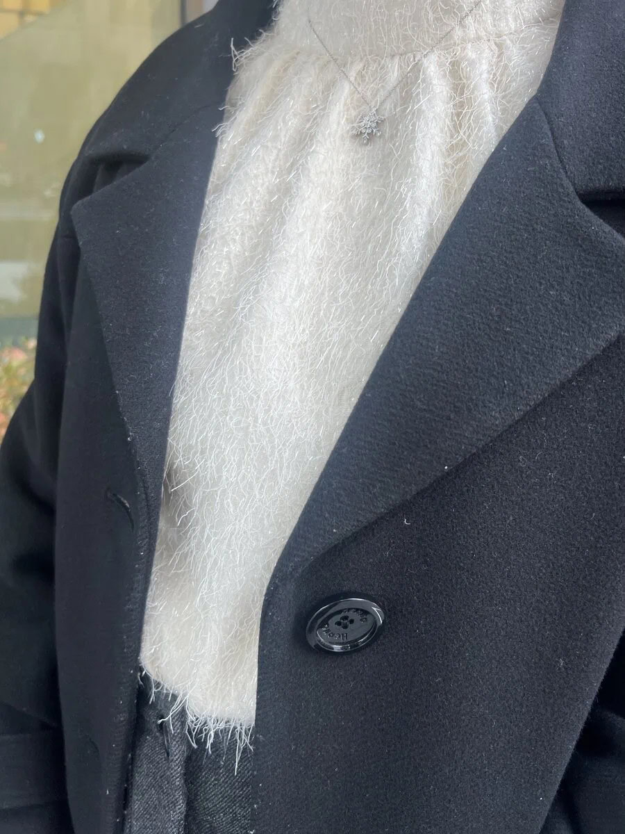 「キラキラとフリンジのように動きがかわいいフェザージャガードのブラウスは、独創的な素材ながらもカタチがシンプルだからキレイめコーデを洗練させてくれます。実はジャンパースカートなどカジュアルなアイテムともぴったりでデイリーに着回せるアイテムなんです」