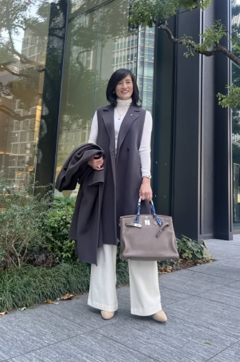 【60代お手本スナップ】ホワイトコーデにアウター×「エルメス」バッグでグレージュを織り交ぜたエレガントなスタイルに！　