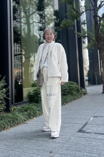 【60代お手本スナップ】個性が光るホワイトワントーンコーデは、サステナブルでディテールにこだわるアイテムで！