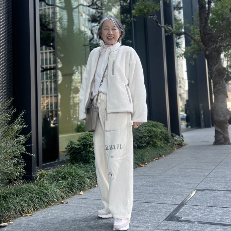 【60代お手本スナップ】個性が光るホワイトワントーンコーデは、サステナブルでディテールにこだわるアイテムで！