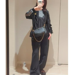 ジャージトップス／adidas(new)、レースキャミ／ZARA(new)、ブラックデニム／ユニクロC、バッグ／Louis Vuitton、コインローファー／RAGEBLUE(new)