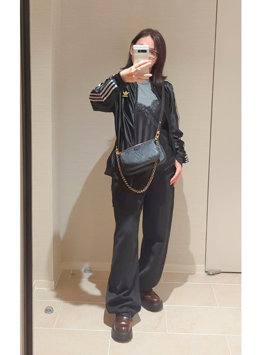 ジャージトップス/adidas(new)、レースキャミ/ZARA(new)、ブラックデニム/ユニクロC、バッグ/Louis Vuitton、コインローファー/RAGEBLUE(new)