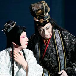 エイアン国のイチノオオキミの愛妾シキブ（坂東新悟）とも関係を深めるライ