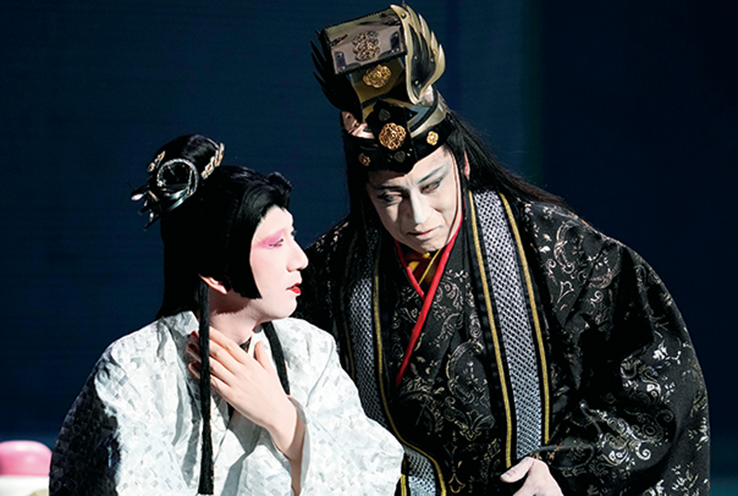 エイアン国のイチノオオキミの愛妾シキブ(坂東新悟)とも関係を深めるライ