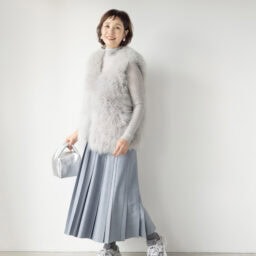 タイツ¥2,640／靴下屋（タビオ）、ジレ（一部店舗限定）¥319,000、スカート¥69,300／ともにエブール（リトルリーグ インク）、タートルネック¥11,000／ソージュ（ソージュ オンラインストア）、バッグ¥39,600／バケット バゲージ（アイネックス）、イヤリング¥8,800／アビステ、靴¥39,600／ニューバランス（ニューバランスジャパンお客様相談室）