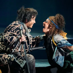 ライ（尾上松也）は自身の舌先三寸の噓と、戦闘能力の高い弟分のキンタ（尾上右近）を頼りに生き延びていた