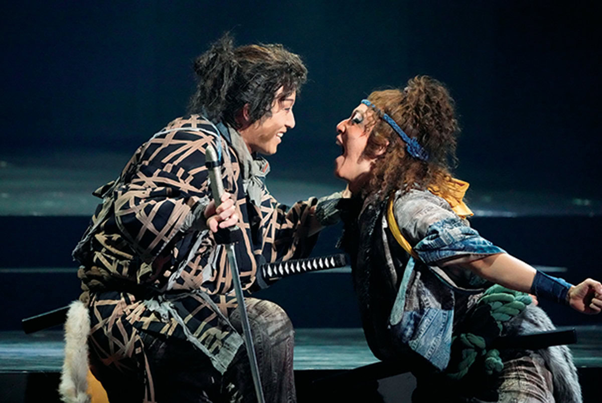 ライ(尾上松也)は自身の舌先三寸の噓と、戦闘能力の高い弟分のキンタ(尾上右近)を頼りに生き延びていた