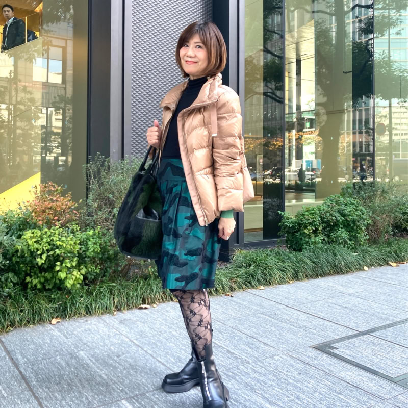 【60代お手本スナップ】「DoCLASSE」の『艶Airダウン』に一目ぼれ！ 色・柄のリンクが洒落見えのポイント
