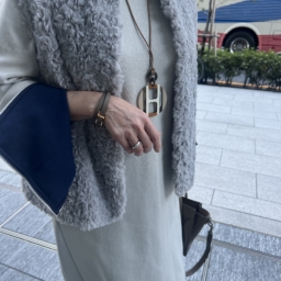「胸元がシンプルだったのでアクセントとしてエルメスのネックレスをプラス。手首のバングルもエルメスのものですが、実はグレージュと白のリバーシブルなんです。ワンピースやバッグ・ブーツのトーンに合わせて今回はグレージュをチョイス。控えめながらもゴールドの金具がさりげなく上品な手元に」