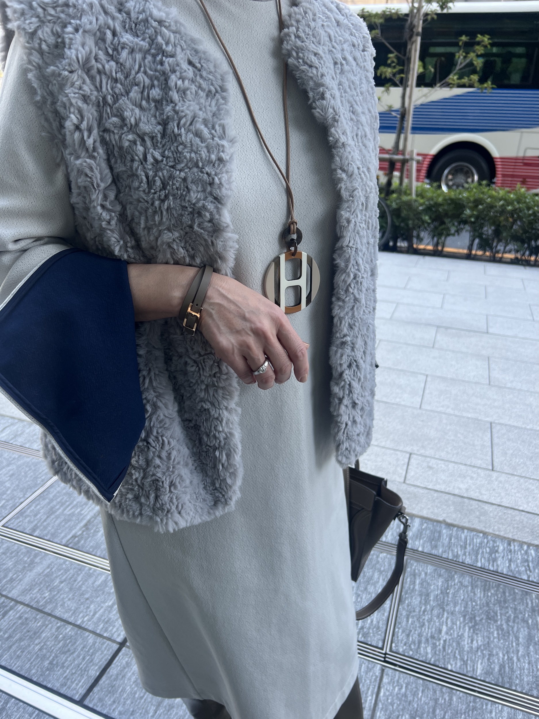「胸元がシンプルだったのでアクセントとしてエルメスのネックレスをプラス。手首のバングルもエルメスのものですが、実はグレージュと白のリバーシブルなんです。ワンピースやバッグ・ブーツのトーンに合わせて今回はグレージュをチョイス。控えめながらもゴールドの金具がさりげなく上品な手元に」
