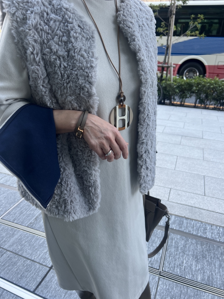 エルメスのネックレスとバングルをアクセサリーに